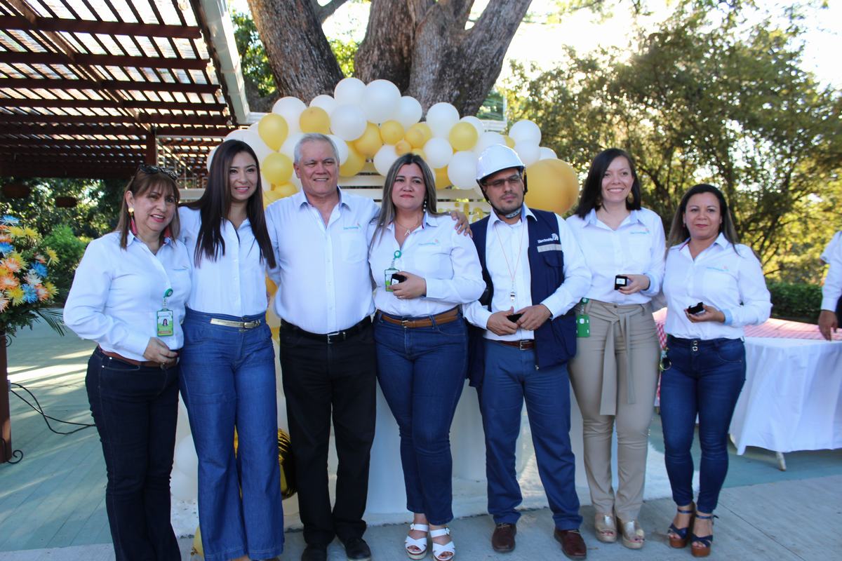 El gerente Hernando Ruiz López con colaboradores que cumplieron 10 años de servicio a la empresa.